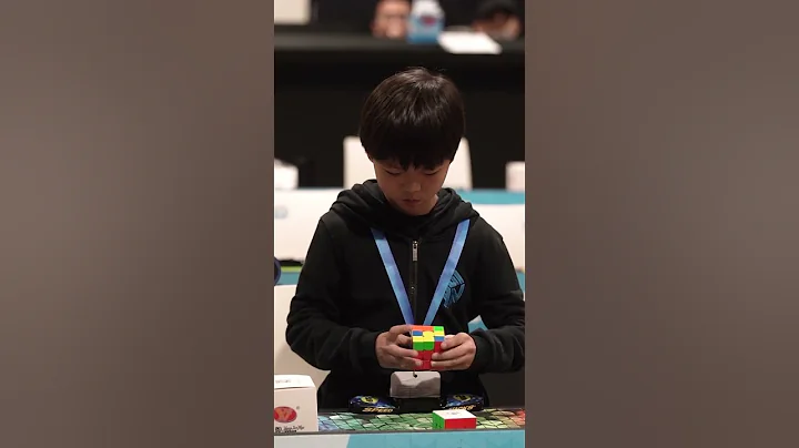 Fastest average time to solve a 3x3x3 rotating puzzle cube #shorts