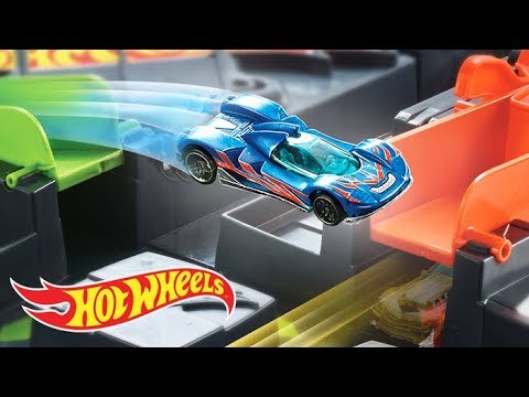 Who will make it the LONGEST in the Hot Wheels Colossal Crash? | Hot Wheels