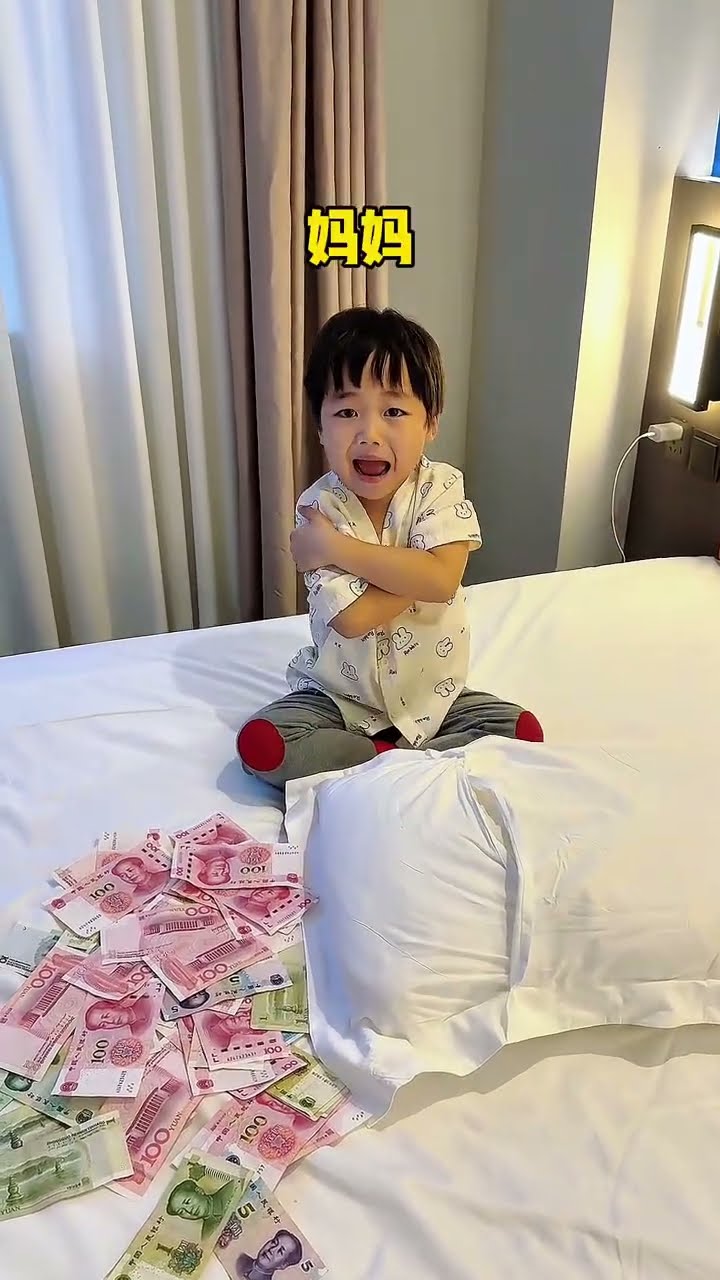父子俩闹掰后，儿子把爸爸的私房钱全给翻出来了，这次看你怎么交代#funny#Cute#呆萌小米宝