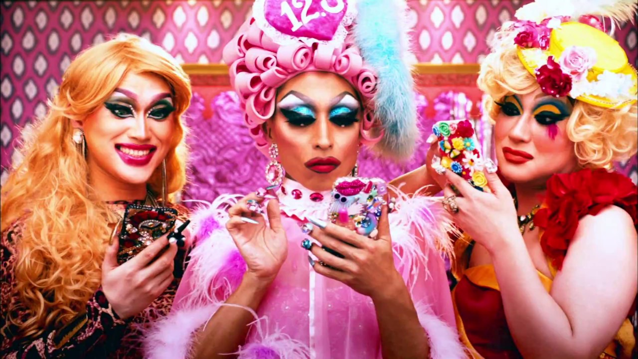 ド派手なドラァグクイーンがアットコスメのＣＭ The commercial by which Drag queen where DO is flashy is at cosmetics