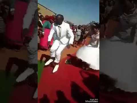 Mbwana Harusi Akiwa Na Bibi Harusi Wakikata Mauno 