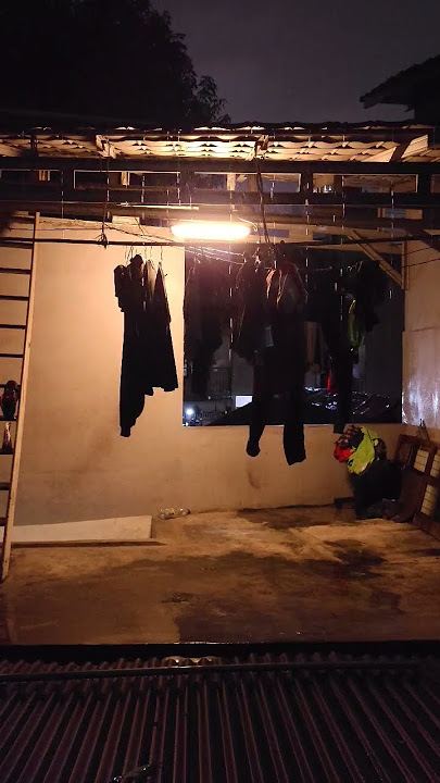 Suasana Hujan Malam hari di Atap Rumah