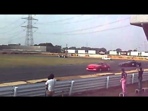 v8 レース　クラッシュ