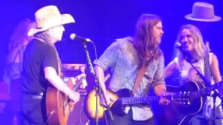 Willie Nelson, Lukas Nelson & Sheryl Crow - Midnight Rider (Austin 2017) chords