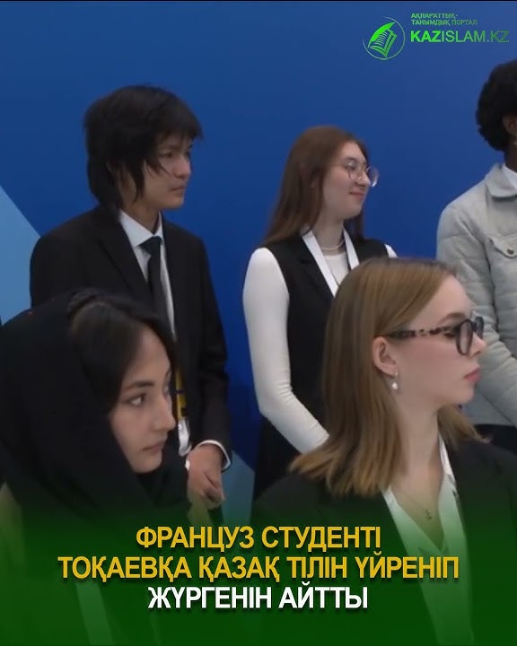 Ол телефонына жалаңаш суретке түседі.