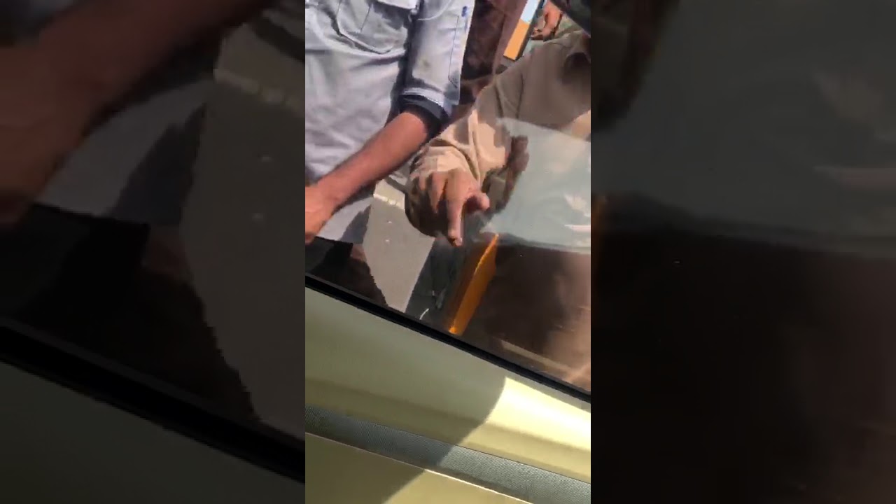 fight between FiA sub inspector or Ravi toll plaza staff 2