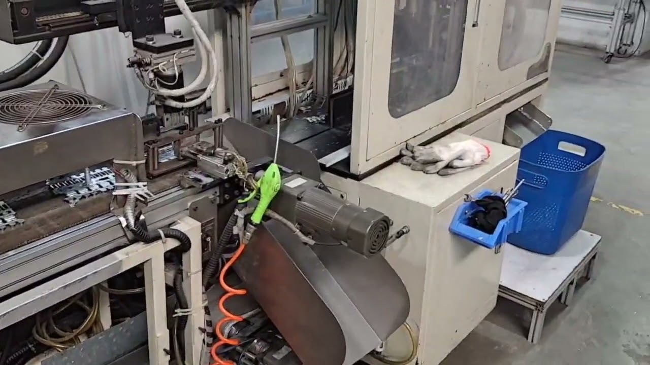 Process of making zinc alloy button, use auto-machine to pick up the button