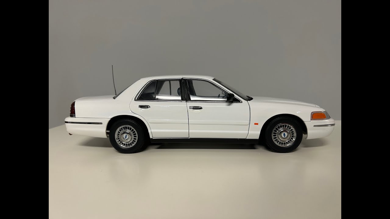 1:18 Ford Crown Victoria by AutoArt - YouTube