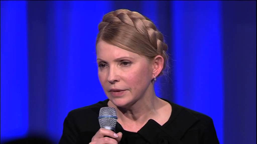 Қыз жалаңаш кеудесін қолымен жауып тұрады