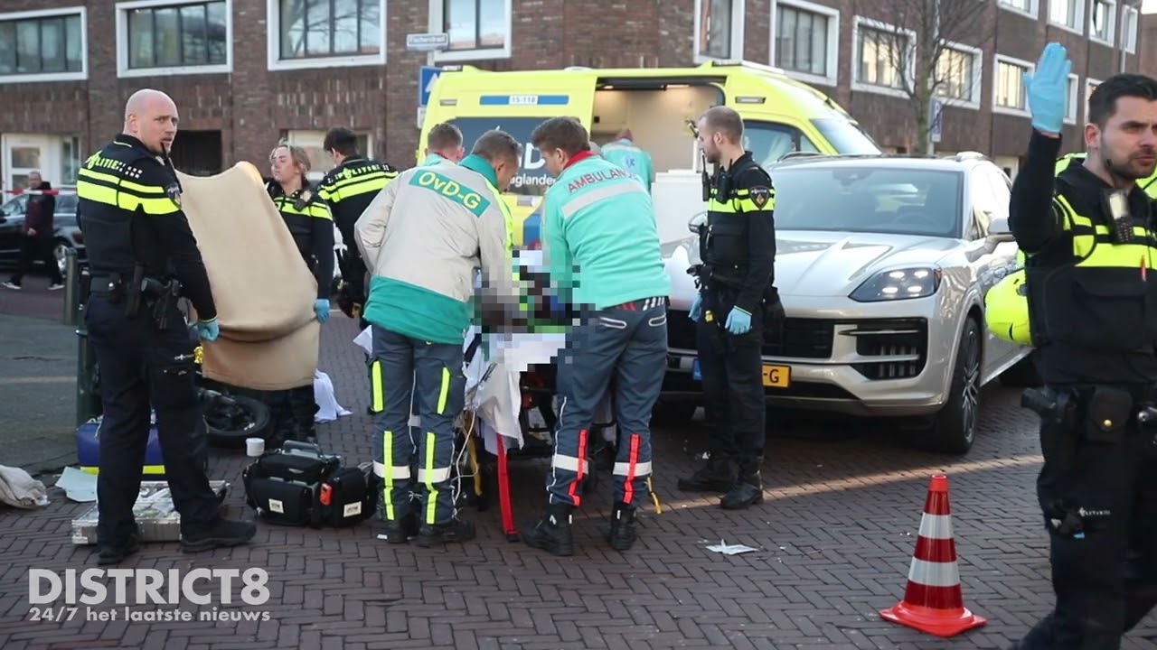 Bestuurster deelscooter zwaargewond na botsing met auto Langnekstraat Den Haag