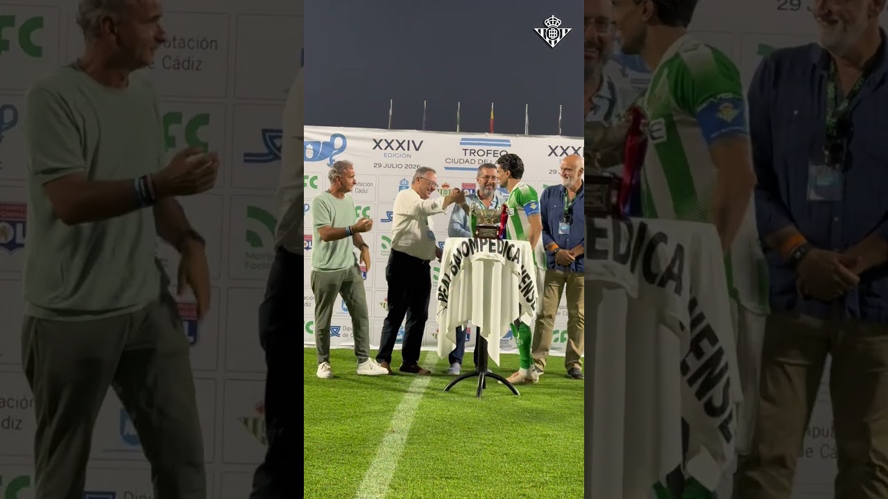 El capitán Marc BARTRA recoge el trofeo 'Ciudad de La Línea" 🏆