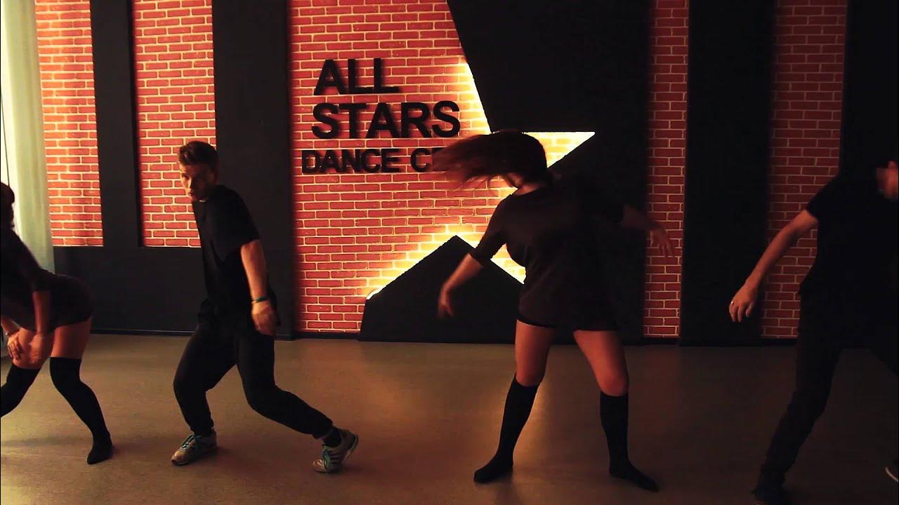 Lisa rockstar dance. Группа le sserafim. Lisa rockstar dance. Lalisa dance practice. Блэк пинк танцевальная практика.