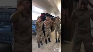 Askerlerin Halay Çekmesi