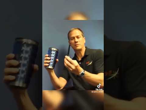 космонавт забыл про гравитацию