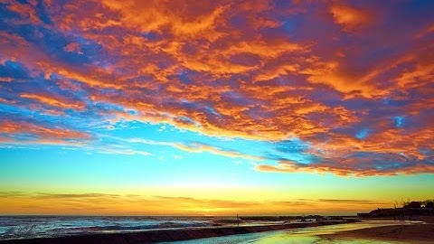 What determines the skies colours at sunset and sunrise?