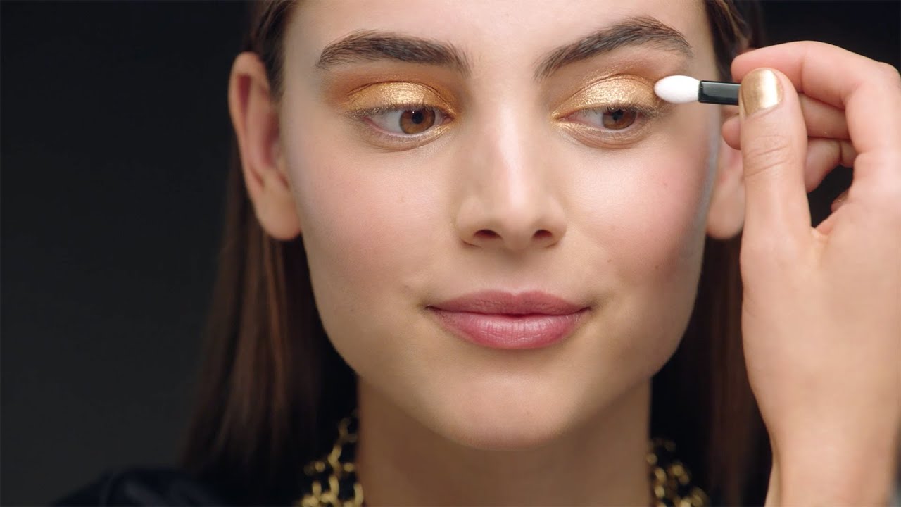 How to use the CRÉATION EXCLUSIVE OMBRE PREMIÈRE from the COLLECTION  HOLIDAY 2020 – CHANEL Tutorials 