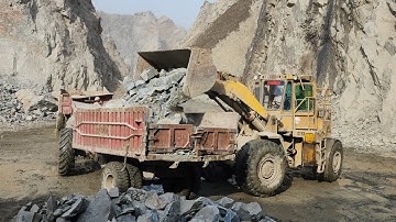 A Mega Rower Show: Caterpillar 966D Wheel Loader Loading Big Rocks into Huge Trolleys