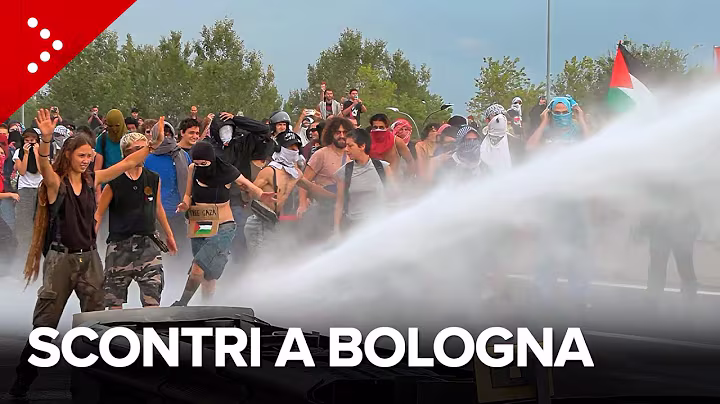 Scontri Bologna: l'idrante della polizia disperde i manifestanti che avevano occupato la tangenziale