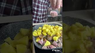 Вкусный ужин для всей семьи #перецболгарский #лук #мясо #картошка #соус #сковорода автор Zaytcevfood