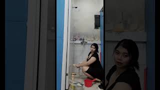 Cewek Menawan Lagi Cuci Piring, Momen Duduk Yang Bikin Salah Fokus