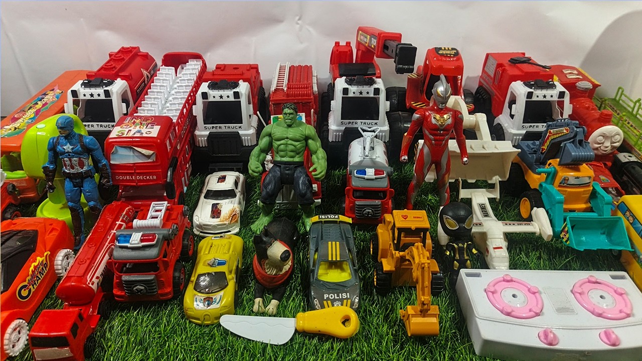 Membersihkan Mainan Mobil Bus Telolet, Escavator Beko, Tank Baja, Mobil Ambulance,Truk oleng