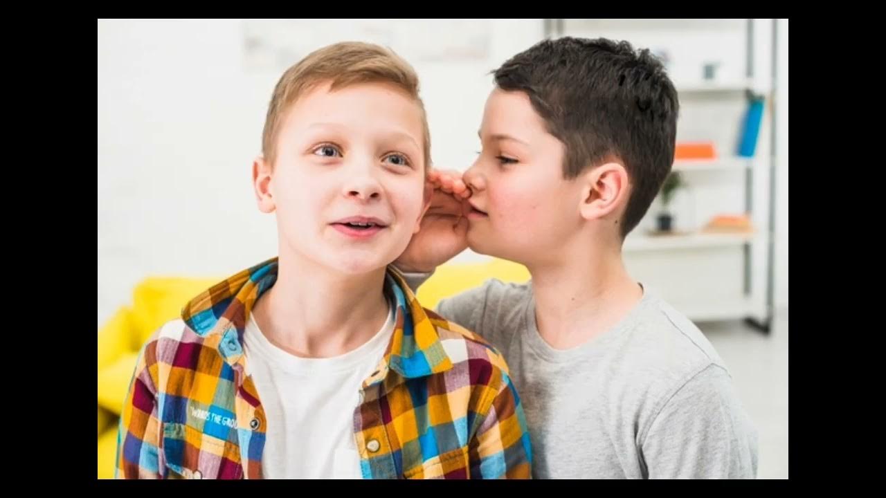 предложите другого мальчика. предложите другого мальчика. два мальчика стоят. мальчики ссорятся. предложите другого мальчика.