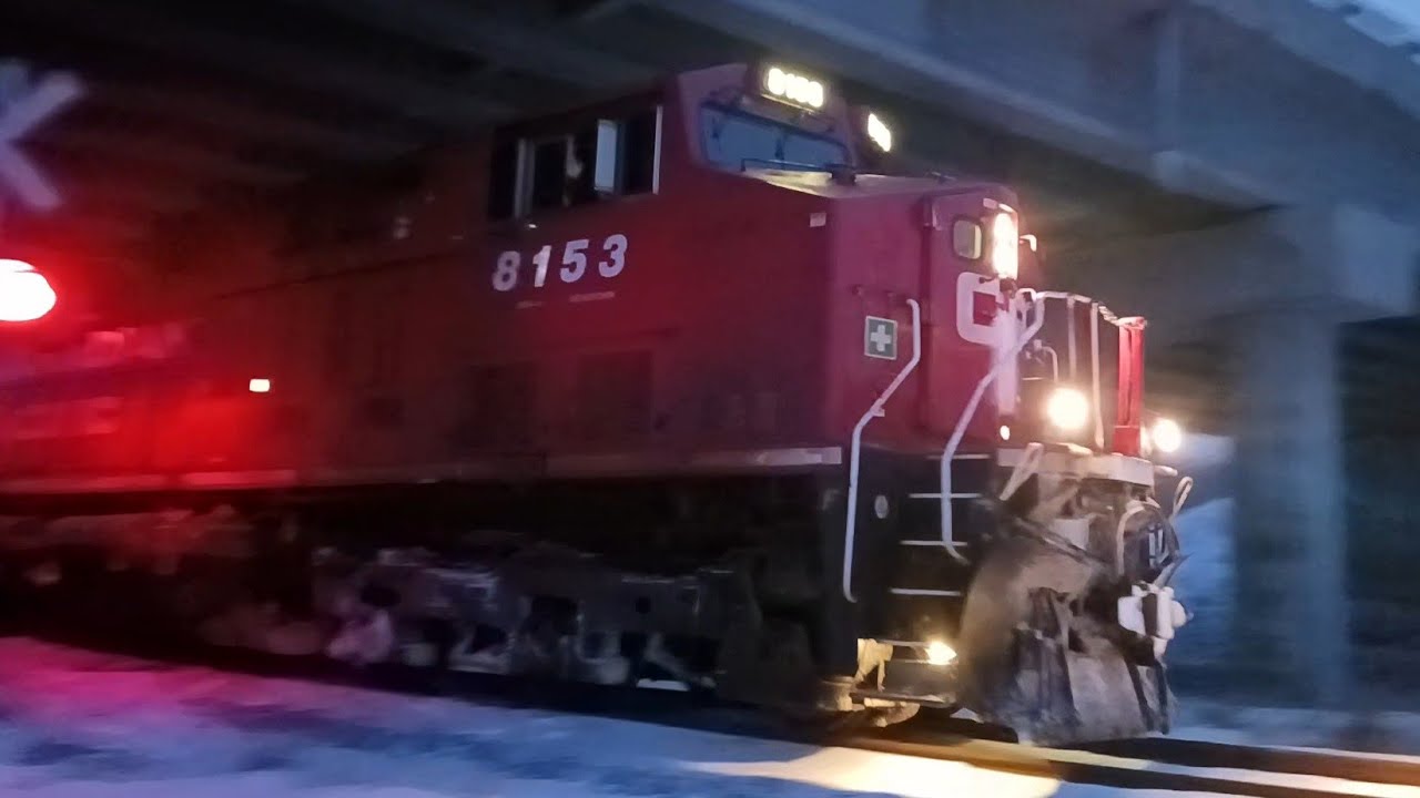 CPKC 528 with a KCS ET44AC rear-DPU pushing and a friendly crew! - Delson, Qc