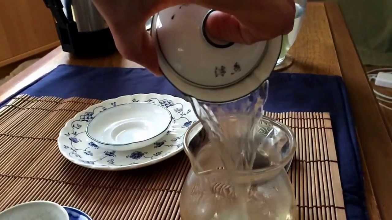 Pouring Jin Xuan from a gaiwan in slow motion.