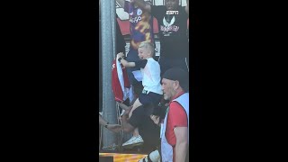 Mika Godts labai pradžiugino du jaunuolius su marškiniais ir batais