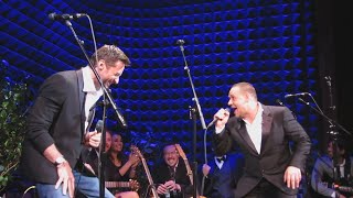 Hugh Jackman and Russell Crowe - The Confrontation, Les Miserables Live at Joe's Pub Resimi