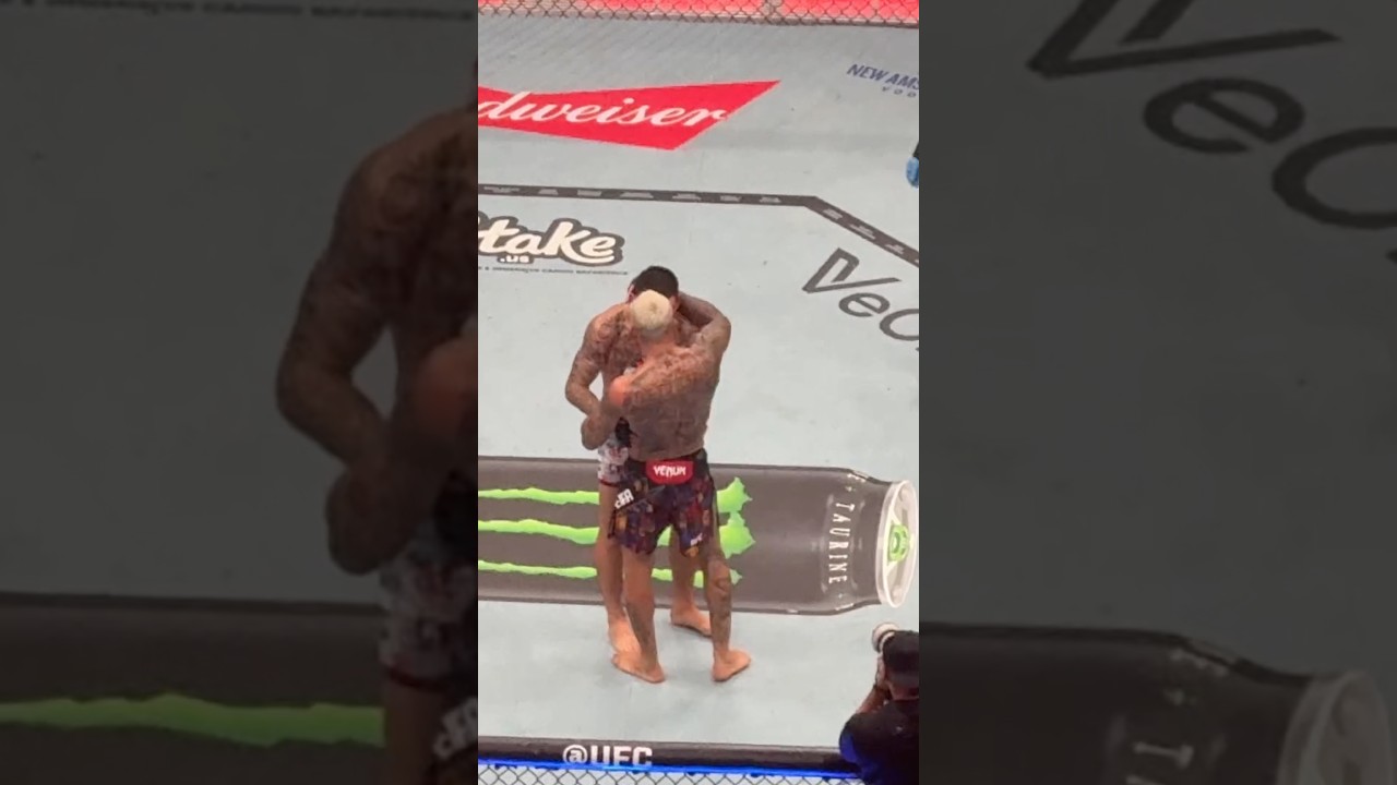Чарльз Оливейра обнял Макса Холлоуэя после победы на UFC 326