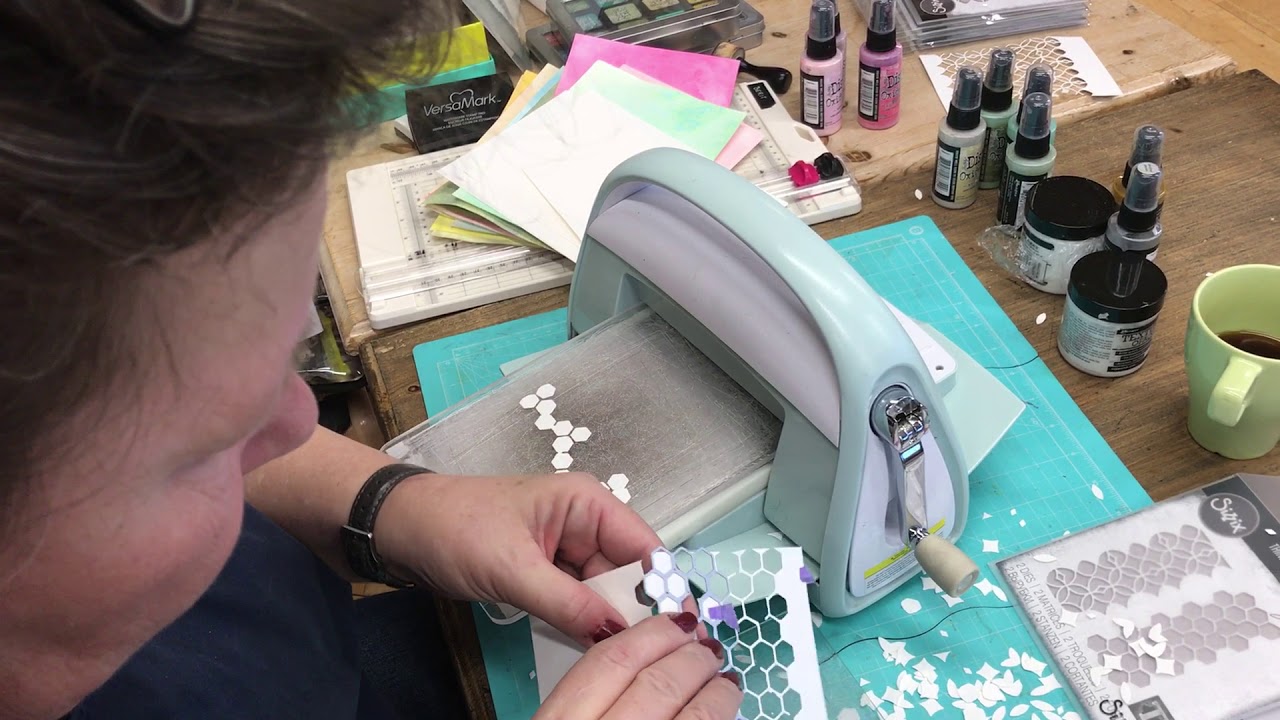 Gentagende/fortsat mønster med Tim Holtz Die på stansemaskine | Kort og Scrap demo-dag i Gavlhuset