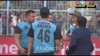 FULL VIDEO Aremania masuk lapangan pertandingan Arema FC VS Persebaya Surabaya