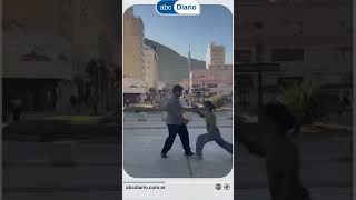 🕺💃 ¿Adolescentes bailando tango en pleno centro? La escena sorprendió a todos En la explanada del…