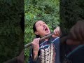 Besame en la bo- (When your neighbour calls upon an ancestor unexpectedly)