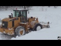 The Biggest Wheel Loader cleans the road from snow /// Огромный погрузчик пробивает дорогу