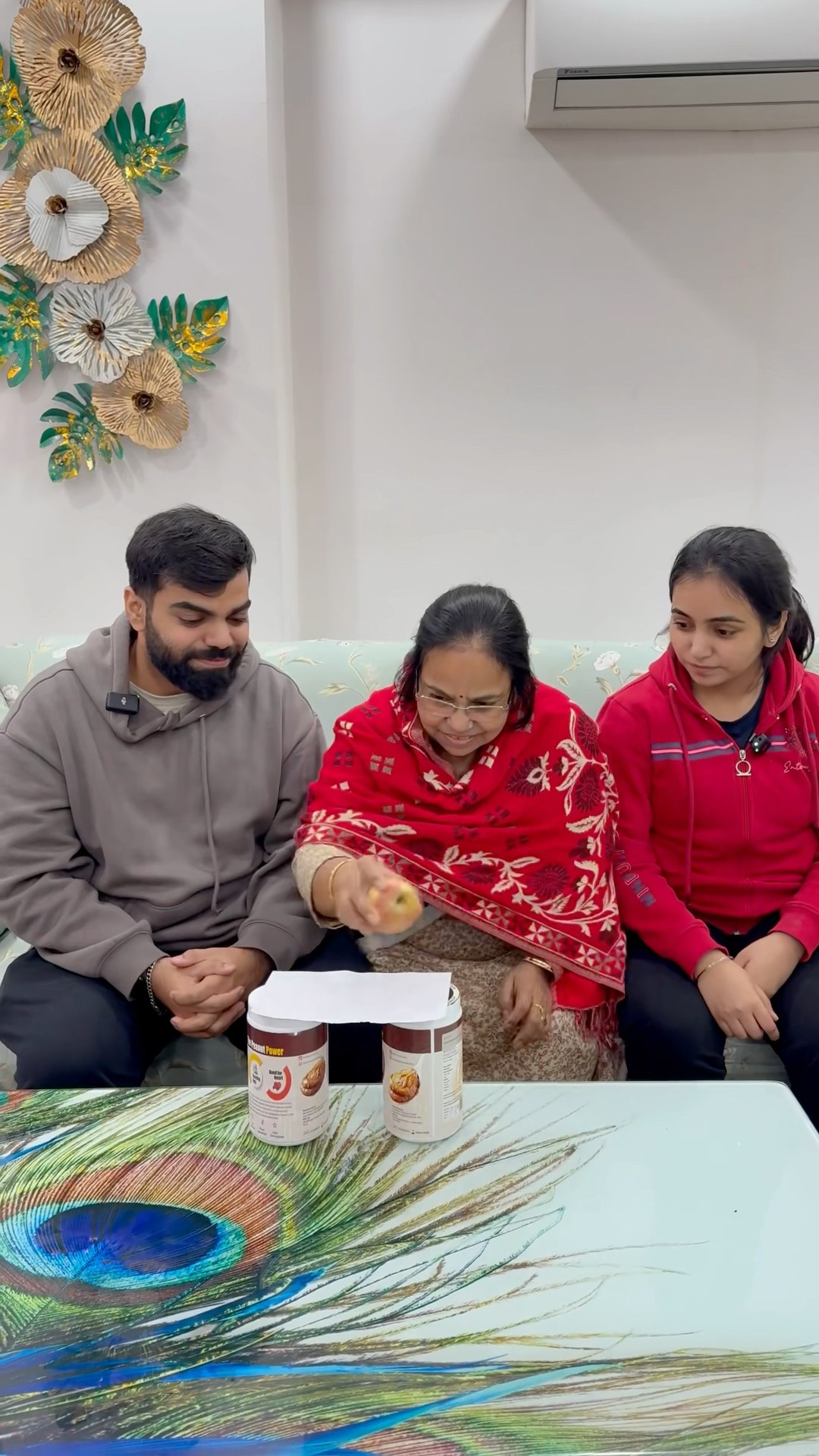 Gaurav nai kesay paper k uper apple rakh diya #shorts #youtubeshorts #gauravaroravlogs