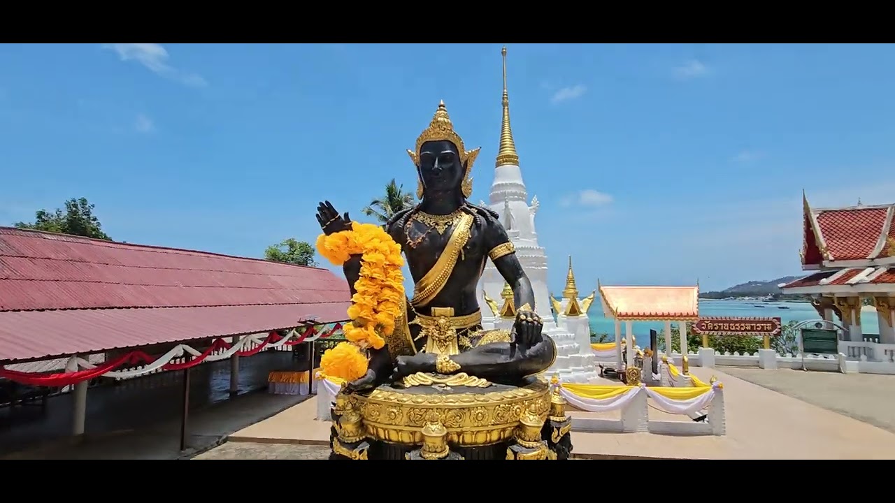 Der rote Tempel Wat Ratchathammaram – Einzigartige Spiritualität am Meer