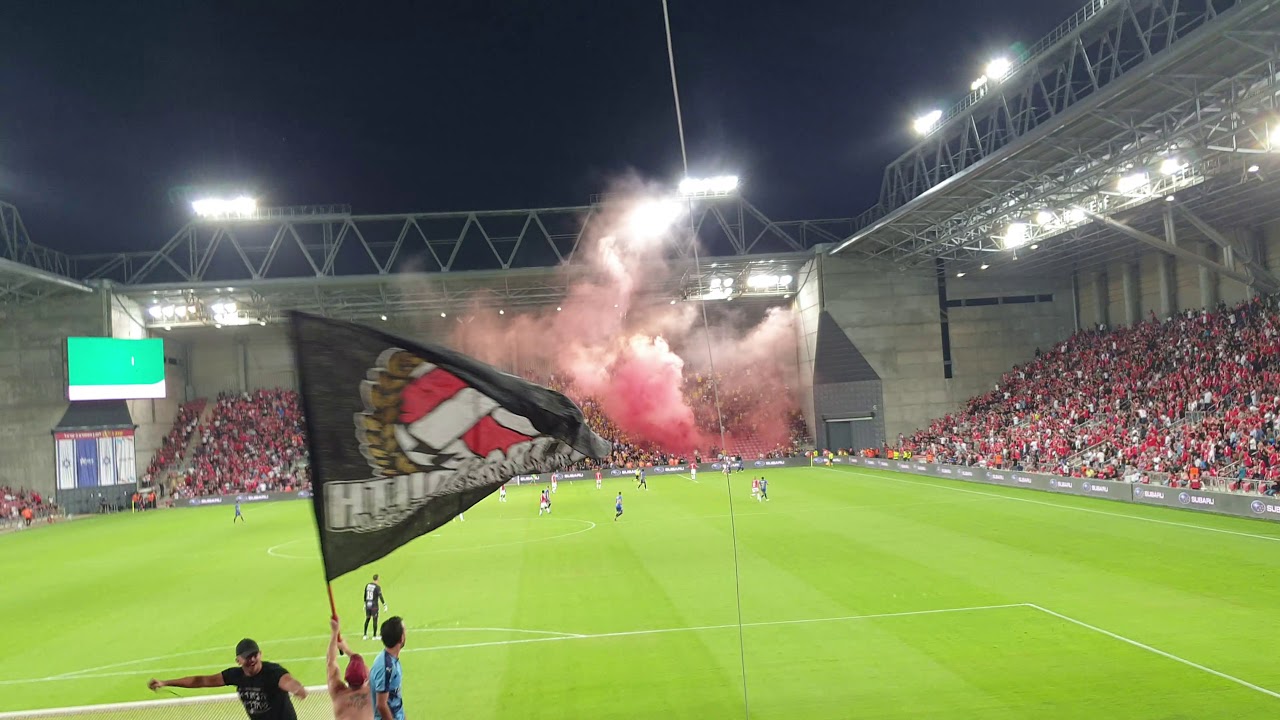 רימון עשן אדום בפנים של אוהדי מכבי תא 2019