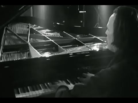 Arturo Benedetti Michelangeli plays Ravel Le Gibet - video 1975