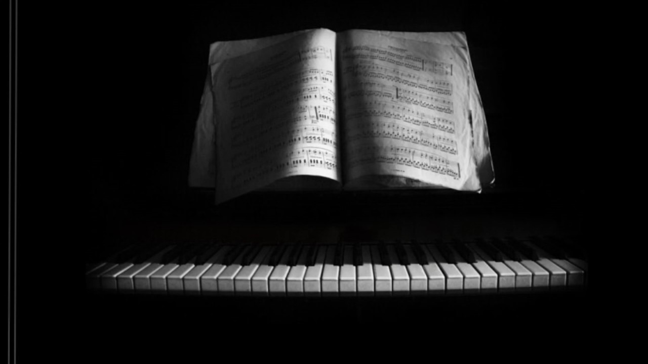 Музыка фон для чтения стихов. Рояль на черном фоне. Рояль на темном фоне. Пианино на черном фоне. Пианино в темноте.