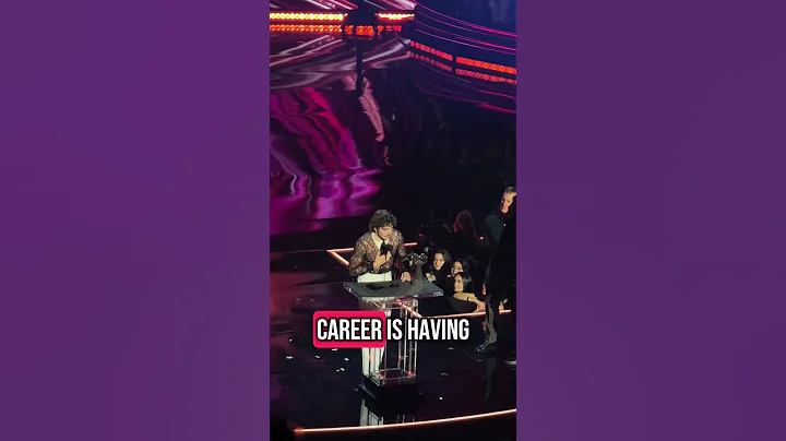 A beautiful thing for @BensonBoone  🥰 Benson accepts the Song of The Year Award #bensonboone