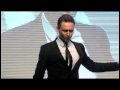 Thor: Un Mundo Oscuro - Tom Hiddleston baila en la presentación del film en Corea