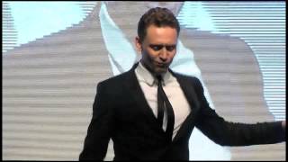Thor: Un Mundo Oscuro - Tom Hiddleston baila en la presentación del film en Corea
