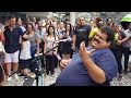 INCRÍVEL SERÁ QUE VAI EXISTIR UM CANTOR DE RUA QUE ARRASTAR UMA MULTIDÃO DE GENTE CANTANDO COM ELE