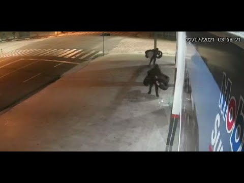 Ladrões quebram vitrine e furtam pneus de loja em Santa Cruz