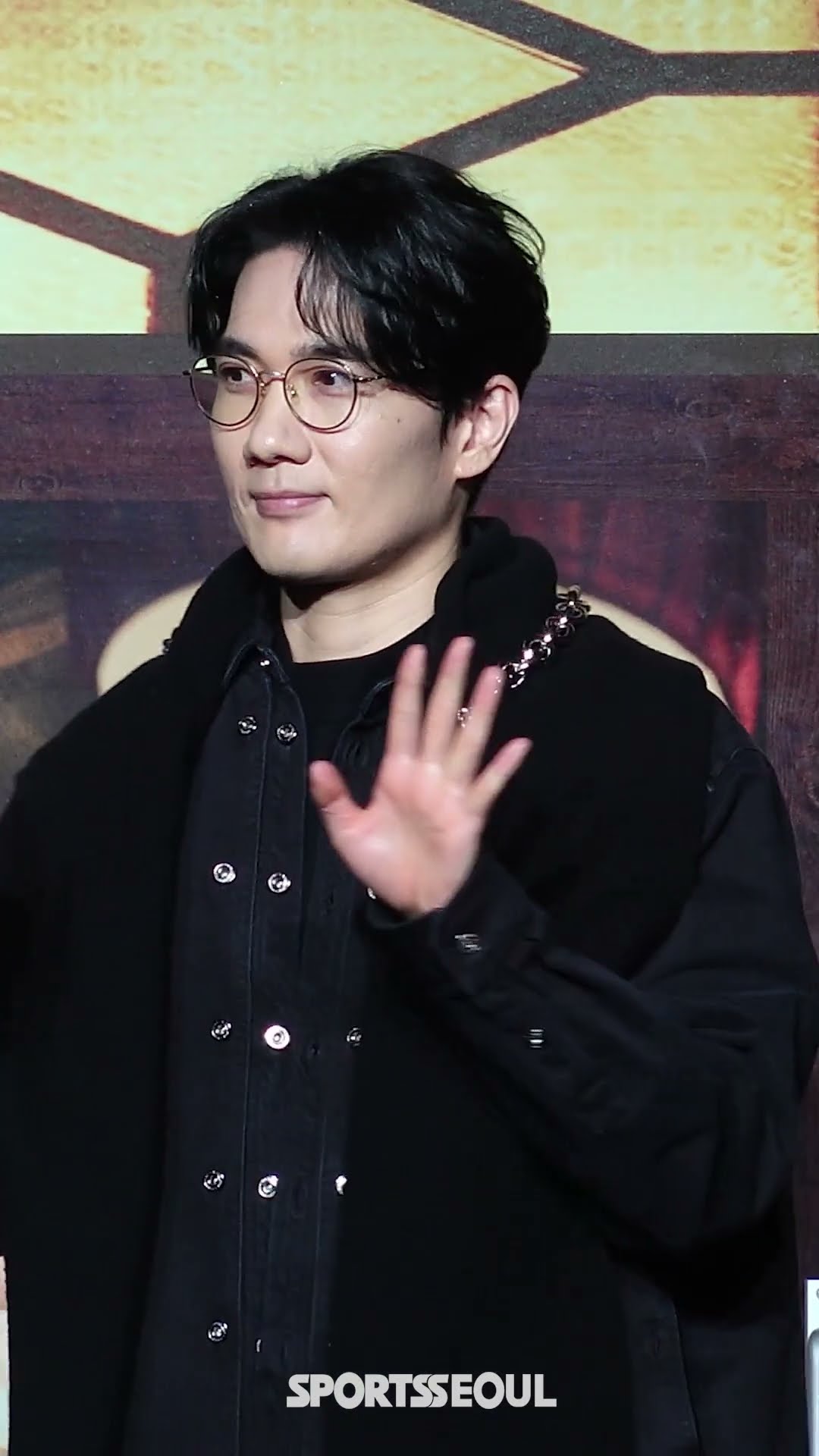 엄태구, '낯가림 제왕'의 포토타임 극복기 #조명가게