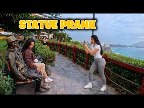 I dressed up as a statue to scare tourists- 😬🤣
