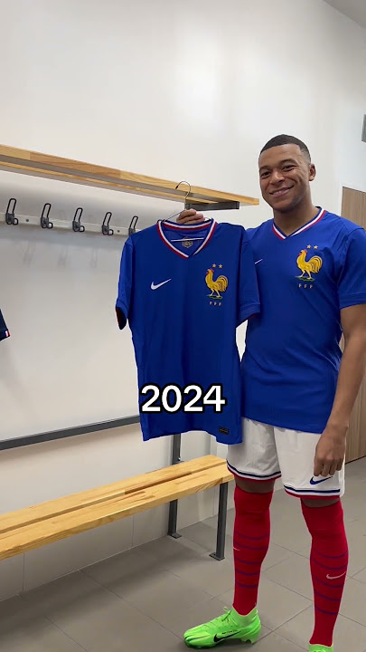 Kylian Mbappé présente le maillot bleu #shorts