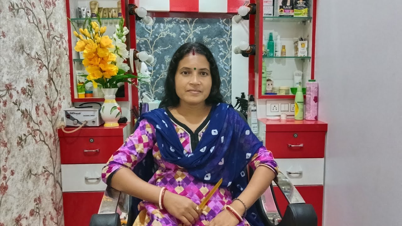 সামনে চলে আসছে দূর্গা পুজো তাই চলে গেলাম আই ভুরু  ডিপ u চুল কাট নিতে  পালারে•••••••